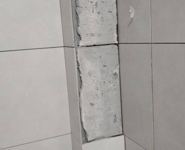 大同瓷砖空鼓维修公司分享下瓷砖施工前基层浇水润湿程度不足，可能导致以下问题