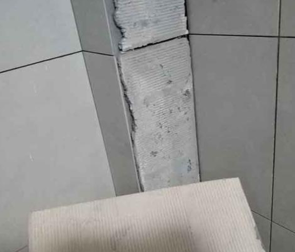 大同瓷砖空鼓维修公司分享下厨房瓷砖脱落的补救措施。
